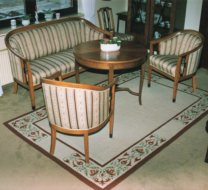 Seating group arranged on a patterned rug that defines the living zone